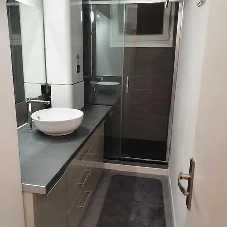 A Proximite Commerces, Plage Et Centre Ville Apartment